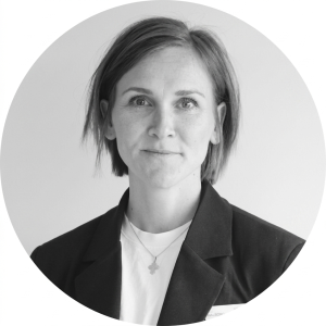 Hotel Manager Julie fra Aalborg Hotel Apartments smiler og tilbyder hjælp